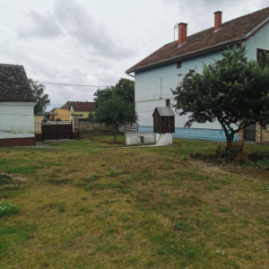 Kuca sa zemljistem 3998m2 Vođinci