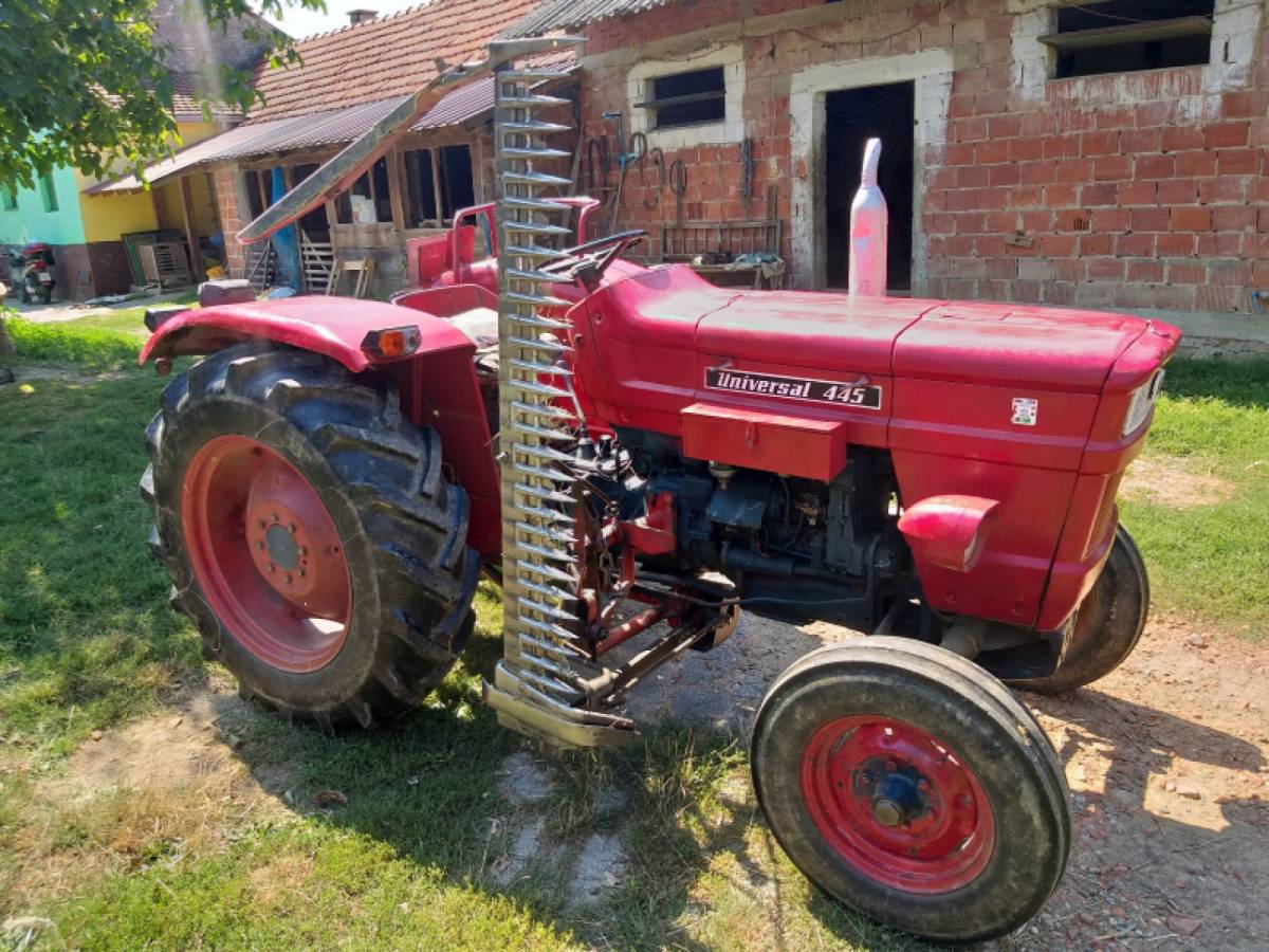 Traktor Universal 445