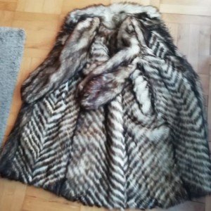 Ženska dugačka bunda original krzno od Korejskog vuka. Veličina 44.