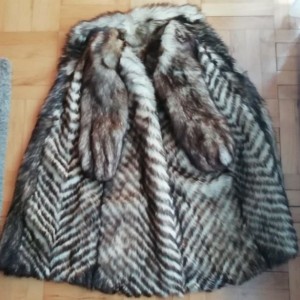 Ženska dugačka bunda original krzno od Korejskog vuka. Veličina 44.