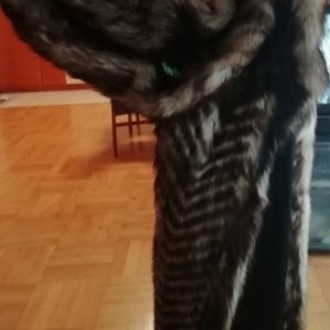 Ženska dugačka bunda original krzno od Korejskog vuka. Veličina 44.