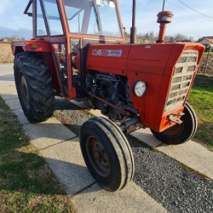Traktor imt 560 83 god sa  kabinom  kompresorom