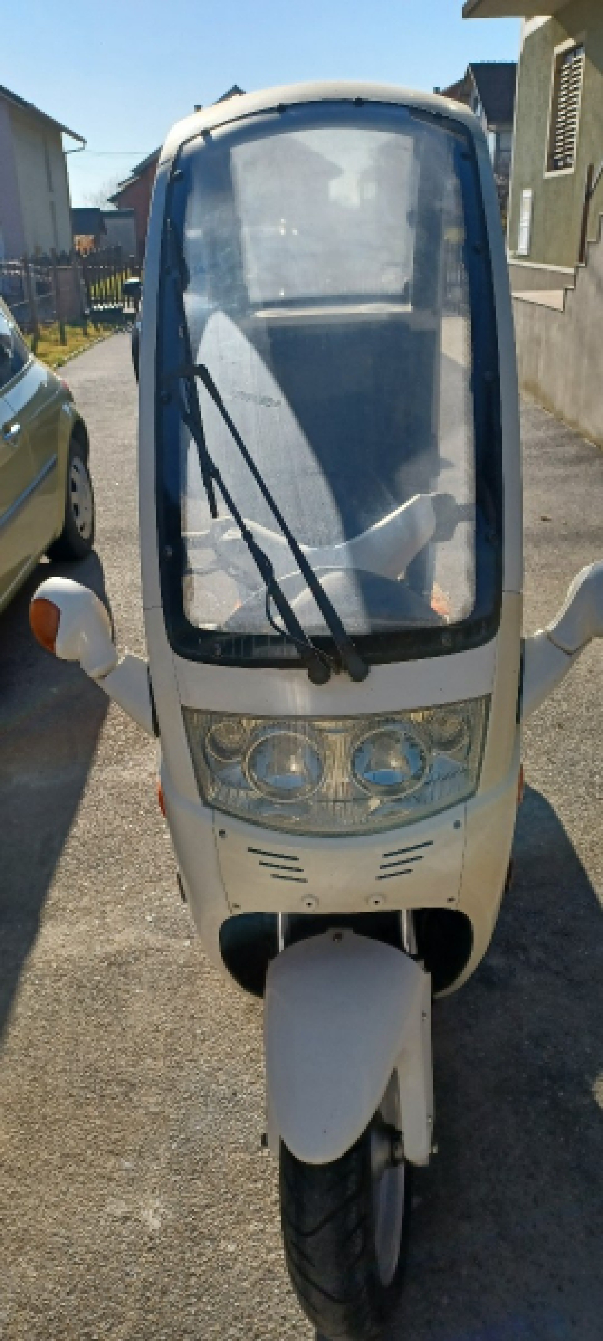 Skuter sa kabinom