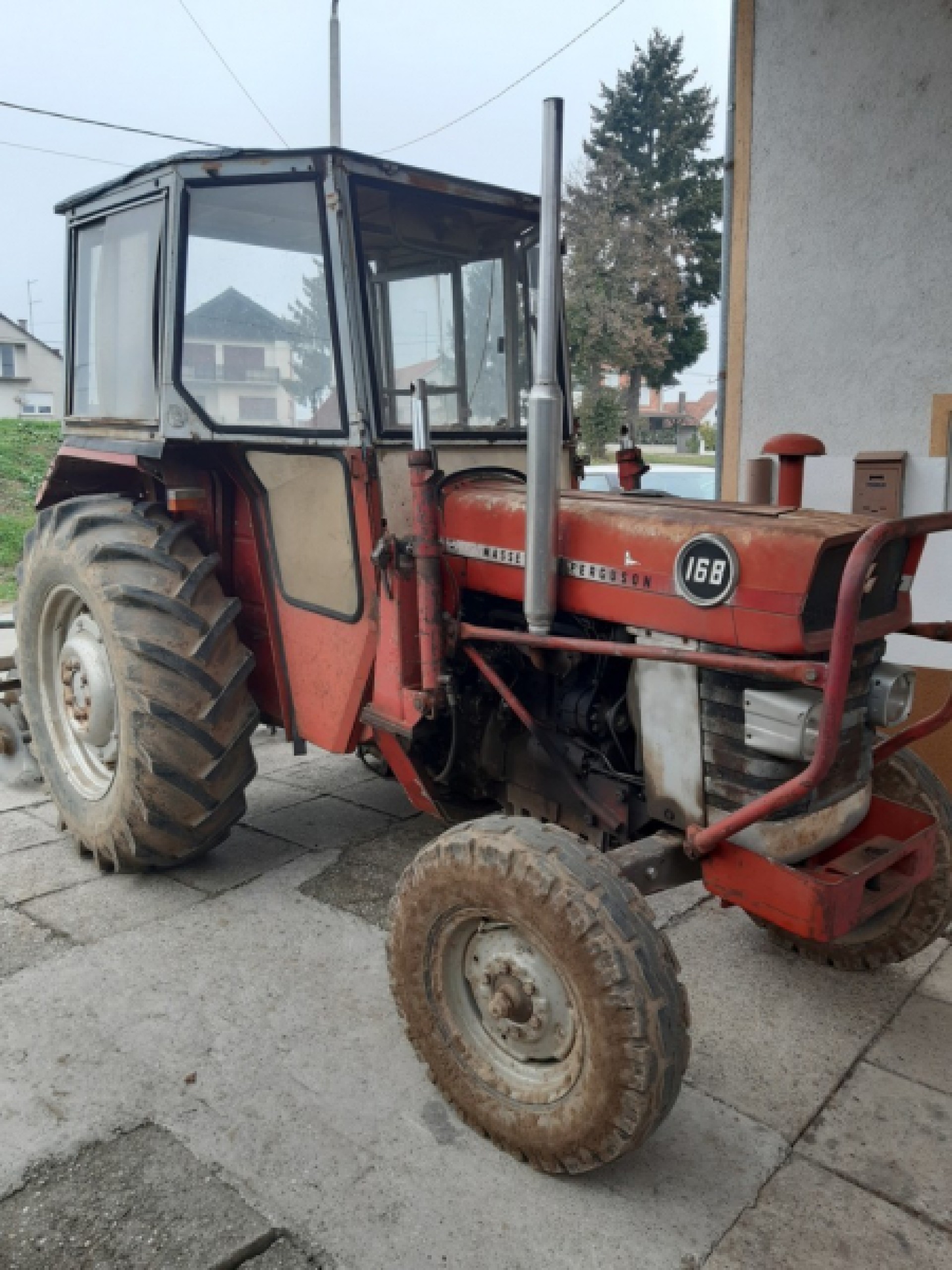 Traktor MF 168 sa prednjim utovarivačem