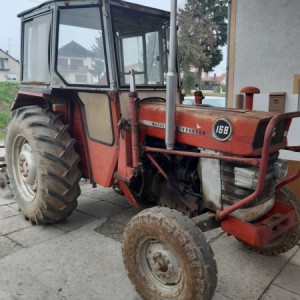Traktor MF 168 sa prednjim utovarivačem