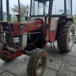Traktor MF 168 sa prednjim utovarivačem