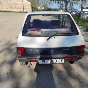 Prodajem auto - oldtajmer - Peugeot 205 1.1 look