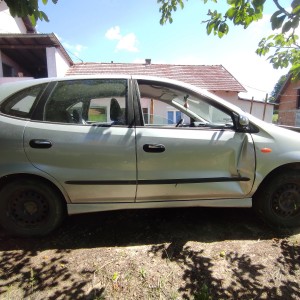 KARAMBOLIRANA/ZA DIJELOVE: Nissan Almera Tino