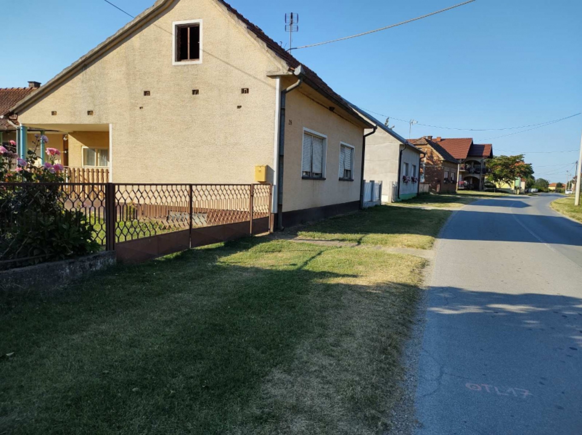 Samostojeća kuća sa okućnicom