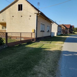 Samostojeća kuća sa okućnicom