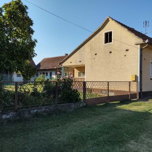 Samostojeća kuća sa okućnicom