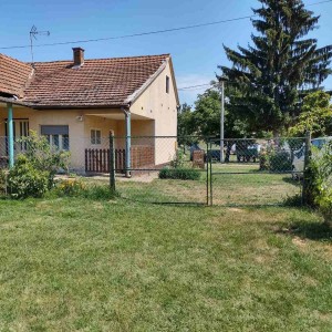 Samostojeća kuća sa okućnicom