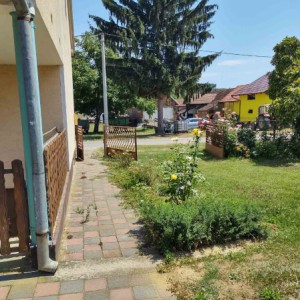 Samostojeća kuća sa okućnicom