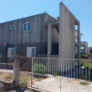 U Orebiću se prodaje nedovršena kuća