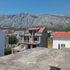 U Orebiću se prodaje nedovršena kuća