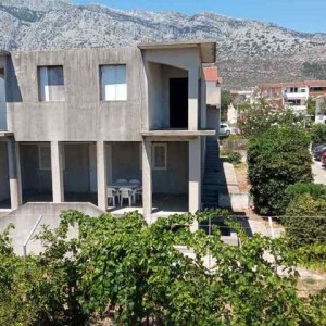 U Orebiću se prodaje nedovršena kuća