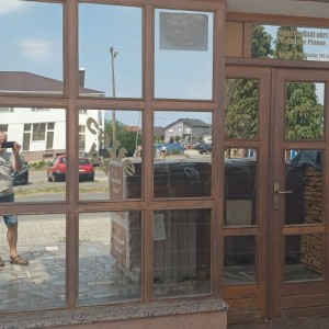 PRODAJEM 2 HRASTOVA IZLOGA ZA POSLOVNI PROSTOR.CIJENA POVOLJNA!
