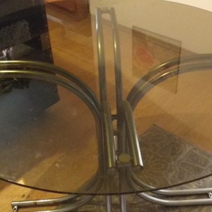 Prodajem novi Stakleni Stol sa tamnim Staklom i Kromirane Noge.