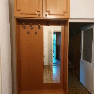Vješalica sa ladicama