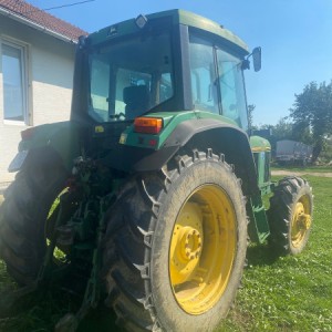 Prodajem traktor John Deere