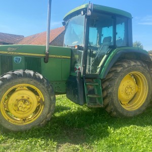 Prodajem traktor John Deere
