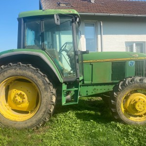 Prodajem traktor John Deere