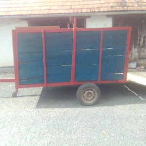 Prikolica za stoku vozi dva konja