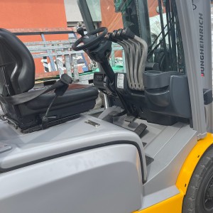 Viličar Jungheinrich TFG425 plinski 2017. God