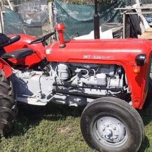 Prodajem traktor 533