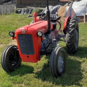Prodajem traktor 533