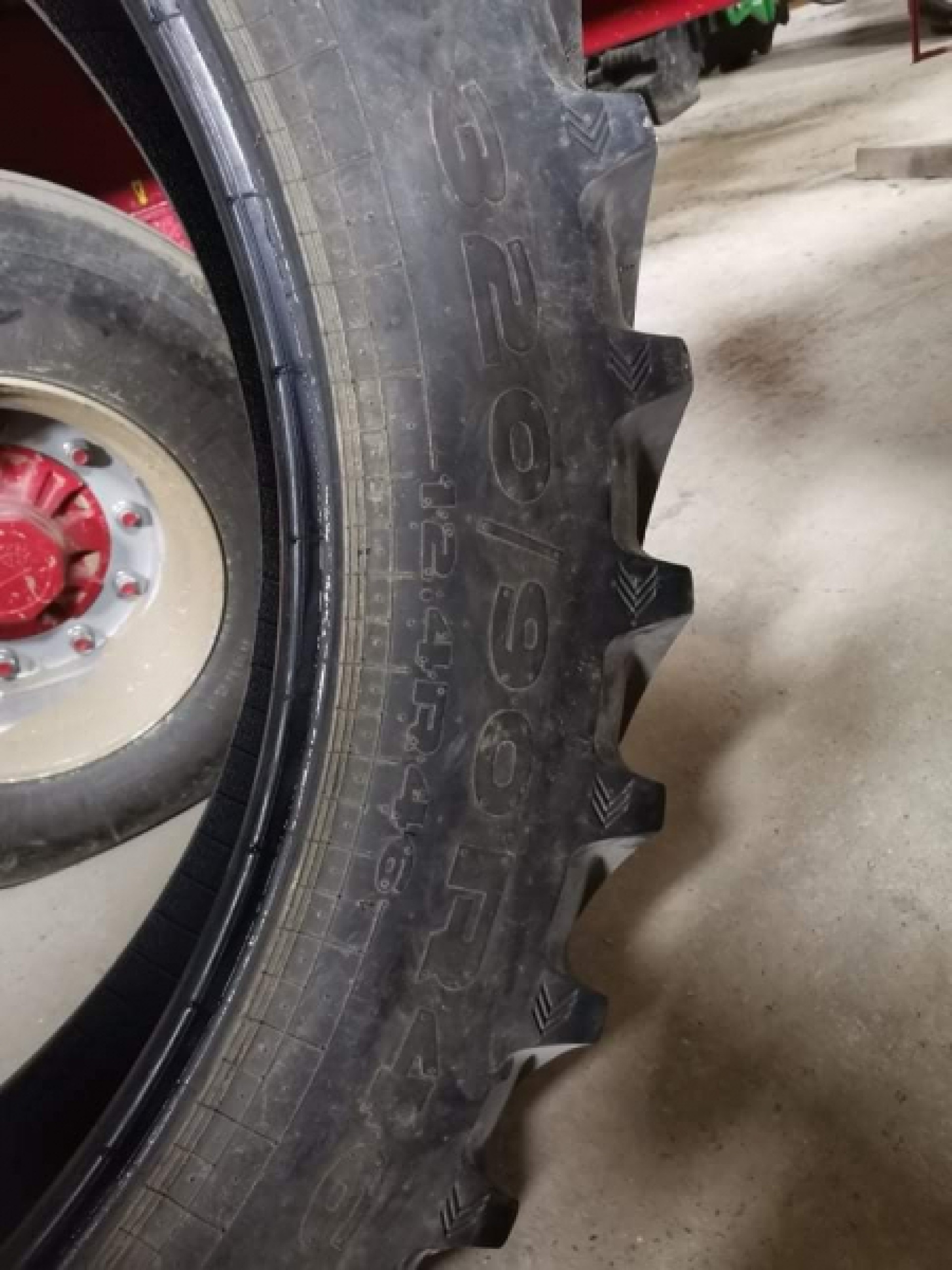 Gume 320/90R46 270/95R32 380/85R30