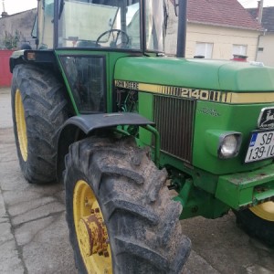 John Deere 2140
