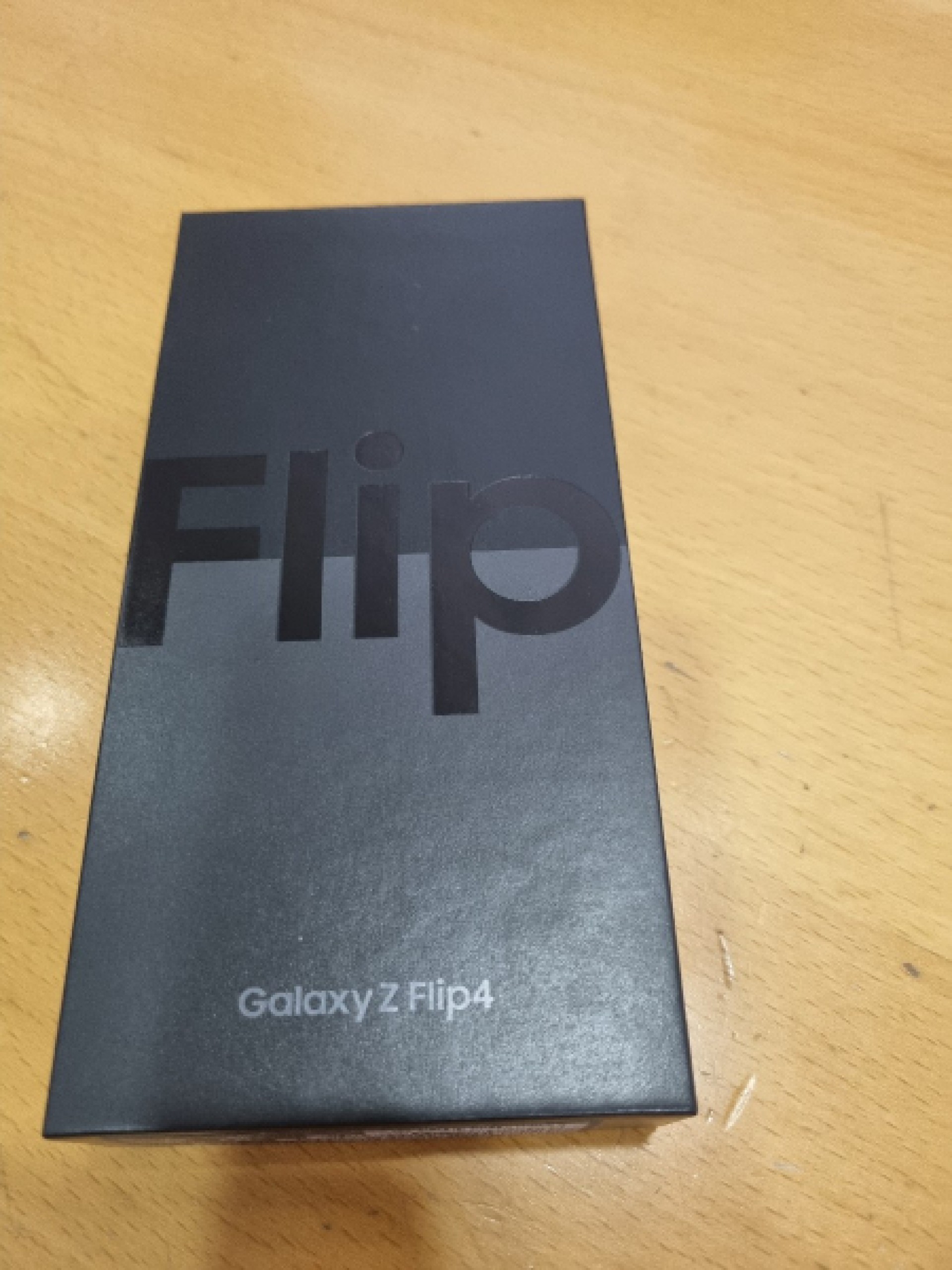 Z Flip4 5G 8/256GB Graphite NOVO ZAPAKIRANO