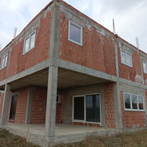 Prodaje se obiteljska kuća u izgradnji