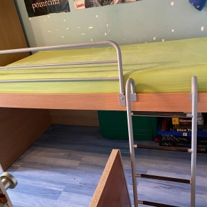 Povišeni krevet za jednu osobu