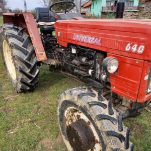 Traktor Universal 640