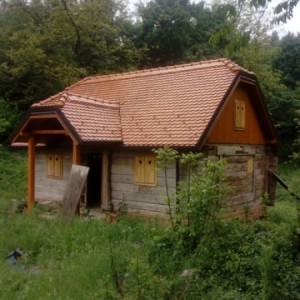 Kućica od hrastovih planjki u izgradnji, Mrežnica 300 m