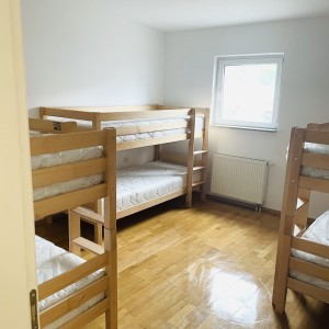 Iznajmljujem stambeni obijekt 220k2 -40 kreveta 095-865-8081