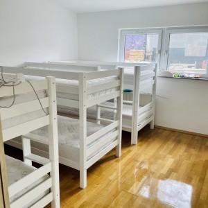 Iznajmljujem stambeni obijekt 220k2 -40 kreveta 095-865-8081