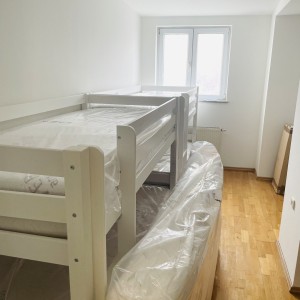 Iznajmljujem stambeni obijekt 220k2 -40 kreveta 095-865-8081