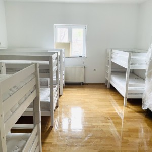 Iznajmljujem stambeni obijekt 220k2 -40 kreveta 095-865-8081