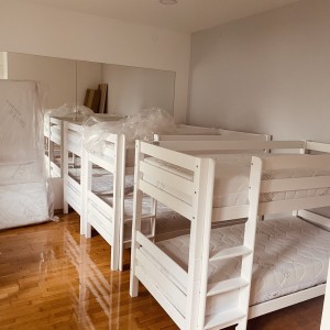 Iznajmljujem stambeni obijekt 220k2 -40 kreveta 095-865-8081