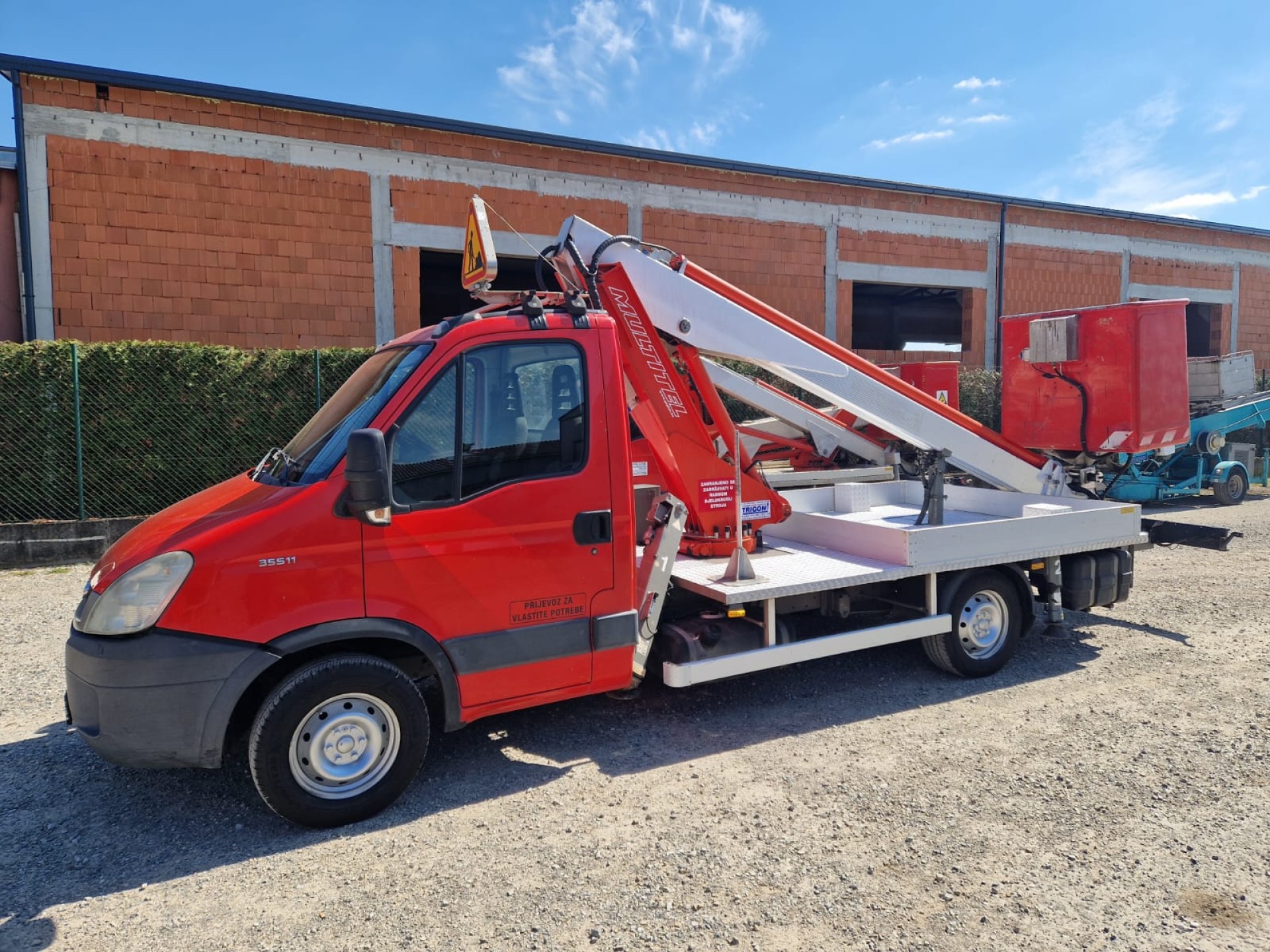 Iveco sa radnom košarom 16m, 2011g, B-kat, ODLIČNA