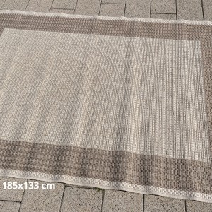 Tepisi - tri komada raznih veličina i boja