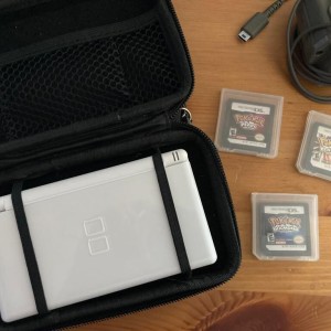 Nintendo DS Lite + 3 Pokemon igre