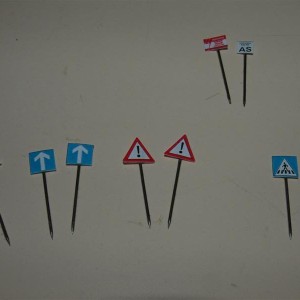 Prometni i željeznički znakovi u merilu sklopljeni H0 1:87