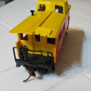 Caboose vagon s plastičnim osovinama H0 u dobrom stanju!