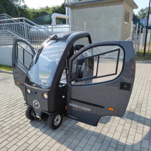 Elektricni skuter sa kabinom