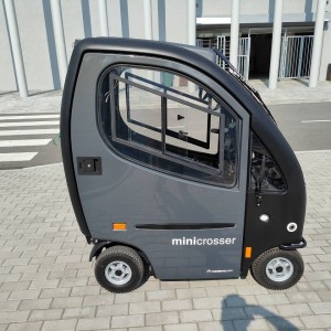 Elektricni skuter sa kabinom