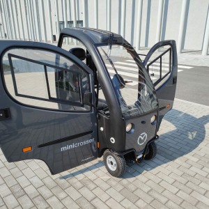 Elektricni skuter sa kabinom